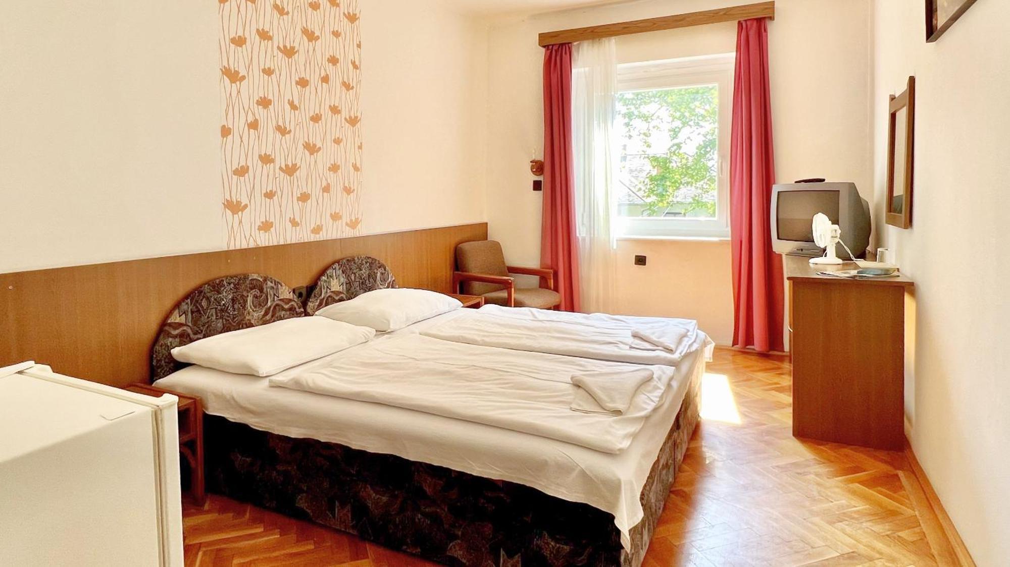 Siraly Hotel Balatonlelle Kültér fotó